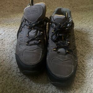 Low top hiking shoes